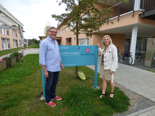 Bezirksrätin Ingrid Malecha beim Besuch des Wichernhauses in Altdorf